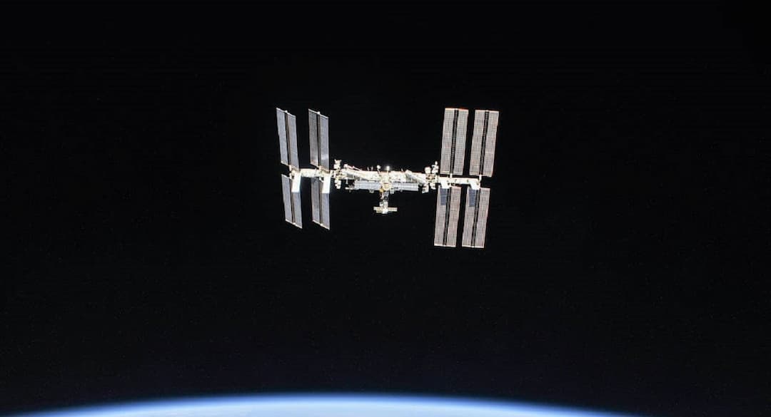 Guy Snaps Photo of Space Station So Detailed You Can See Spacewalking ...