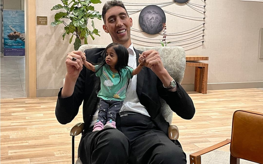 world-s-tallest-man-meets-with-world-s-shortest-woman