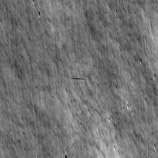 Na primeira oportunidade de imagem, a LRO foi orientada 43 graus para baixo em relação à sua posição típica de olhar para a superfície lunar para capturar Danuri (riscado no meio) a 3 milhas, ou 5 quilómetros, acima dela.NASA/Goddard/Universidade Estadual do Arizona
