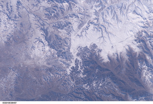 How the Great Wall actually looks from space (Taken by Leroy Chiao in 2004. Credit: NASA)