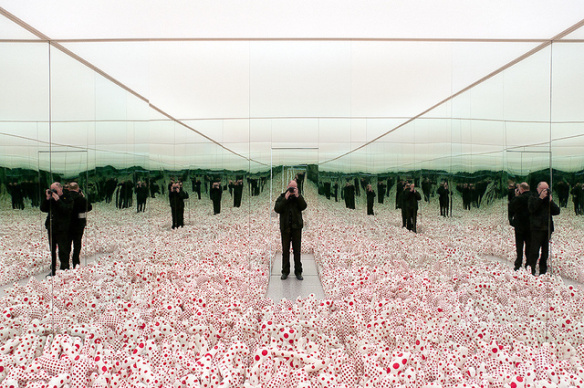 Infinity Mirror Room – Phallis Field, 1965 (Floor Show). Boijamans Van Beuningen, Rotterdam 2010. Photograph: de_buurman. Flickr. 