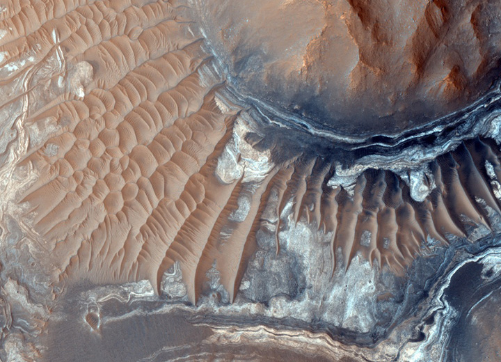 Image Credit: NASA/JPL-Caltech/University of Arizona (Source) 