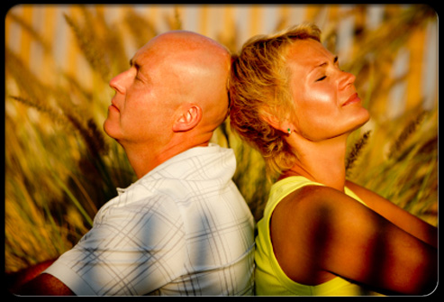 hair-loss-s1-couple-enjoying-sun