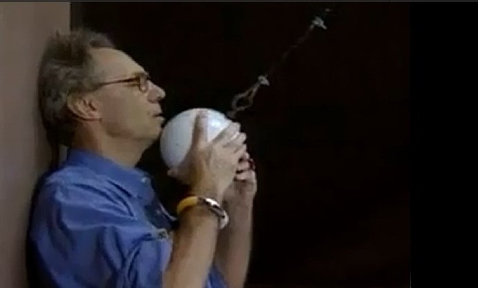 Walter Lewin (A screenshot from one of his lectures)
