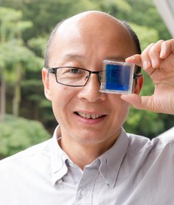 NTU professor Sun Xiaowei holds his smart window invention up (Credit: NTU Singapore)