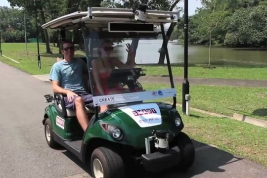 Singapore tests self-driving vehicles on 500 tourists