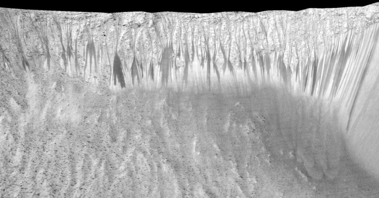 NASA finds signs of liquid water on the surface of Mars