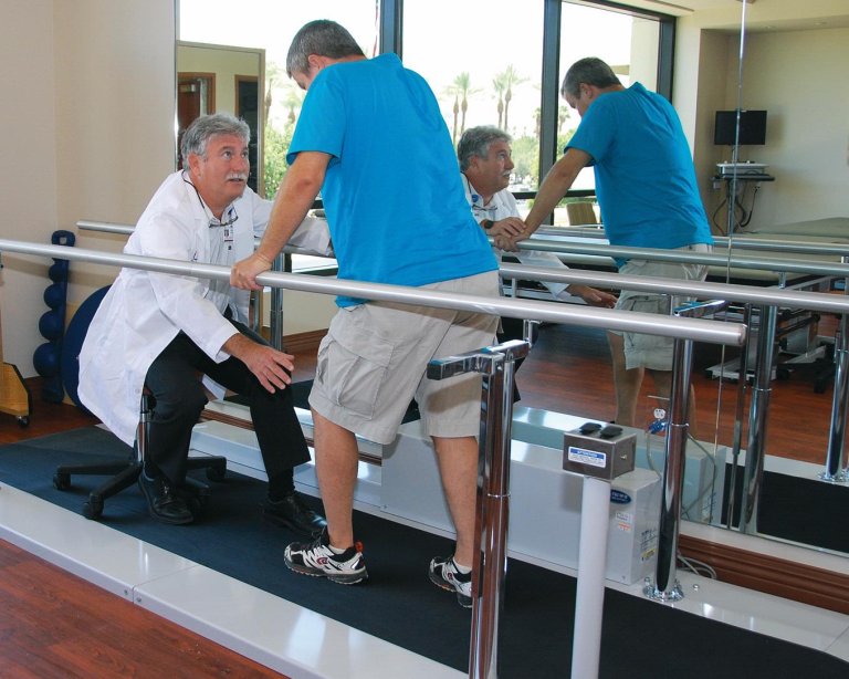 This exoskeleton helps stroke patients walk again