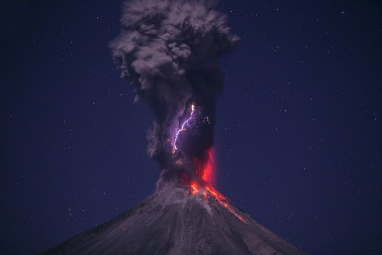 Stunning Photo of Volcanic Lightning at Volcán de Colima in Mexico