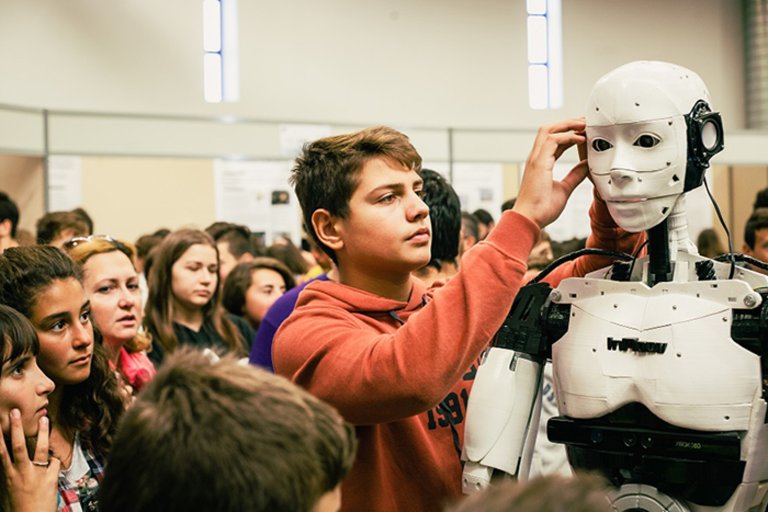 15-year-old Becomes Youngest Person to Build a 3D-Printed Robot