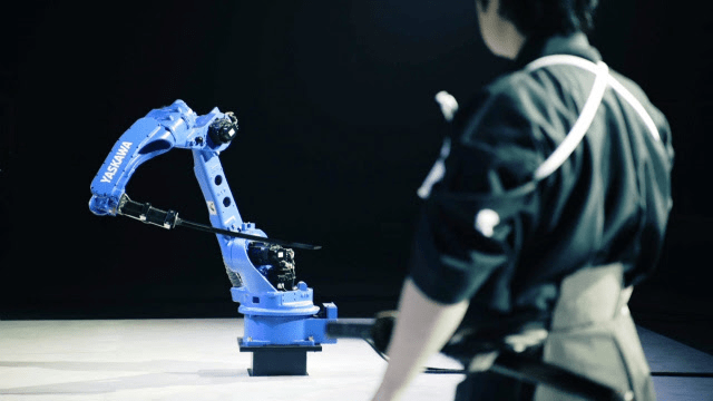 WATCH: Katana-wielding Robot VS a Japanese Sword Master