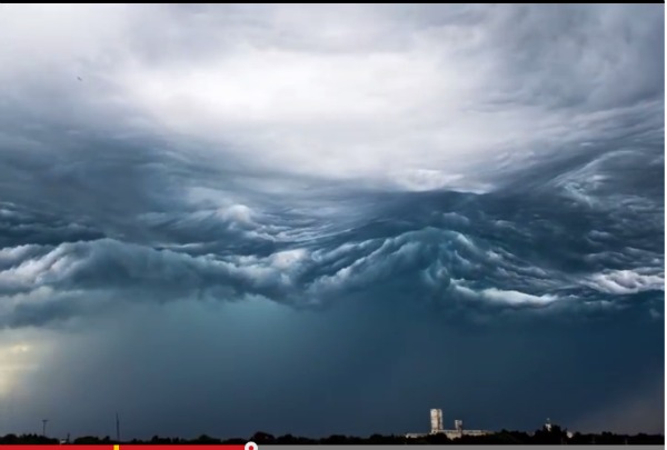 Time-lapse Storm Clouds Roll Like Waves