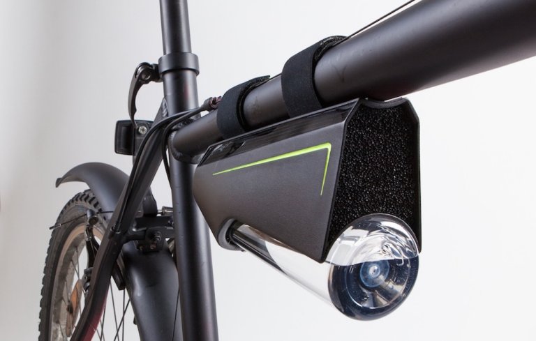 Fontus: This Self-Filling Bottle Converts Humid Air Into Drinkable Water﻿