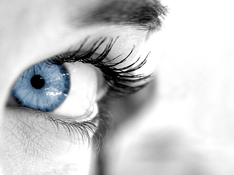 World First: Surgeons Restored A Man’s Sight By Operating a Robot Inside His Eye