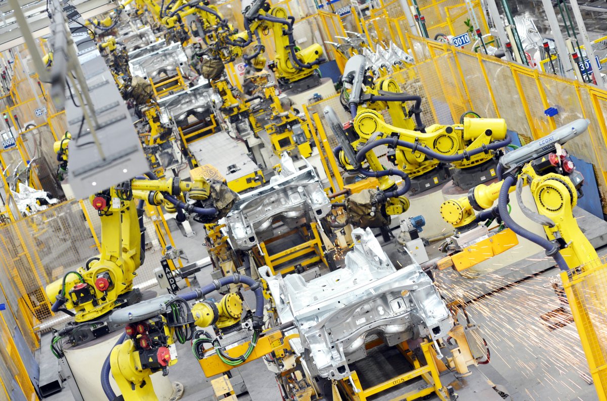 --FILE--Robot arms weld car parts at an auto plant of Dongfeng Peugeot Citroen Automobile Co., Ltd. in Wuhan city, central China's Hubei province, 24 September 2014. China will have more robots operating in its production plants by 2017 than any other country as it cranks up automation of its car and electronics factories, the International Federation of Robotics (IFR) said on Thursday (5 February 2015). Already the biggest market in the $9.5 billion global robot trade, or $29 billion including associated software, peripherals and systems engineering, China lags far behind its more industrialized peers in terms of robot density. China has just 30 robots per 10,000 workers employed in manufacturing industries, compared with 437 in South Korea, 323 in Japan, 282 in Germany and 152 in the United States. But a race by carmakers to build plants in China along with wage inflation that has eroded the competitiveness of Chinese labour will push the operational stock of industrial robots to more than double to 428,000 by 2017, the IFR estimates.