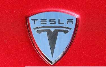 PALO ALTO, CA - MAY 20: The Tesla Motors logo is seen on the hood of a car at Tesla Motors headquarters May 20, 2010 in Palo Alto, California. Electric car maker Tesla Motors is set to annoucne a partnership with Japanese automaker Toyota to make electric cars in California. (Photo by Justin Sullivan/Getty Images)