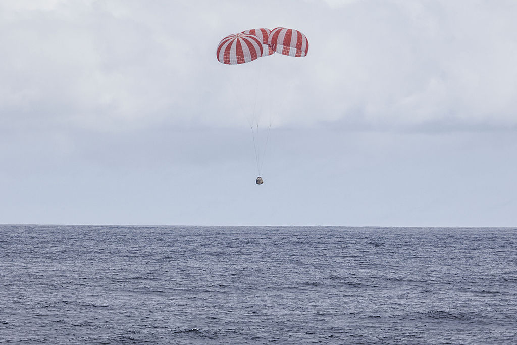 CRS-4 Dragon About to Land. Image Credit: SpaceX, Wikimedia 
