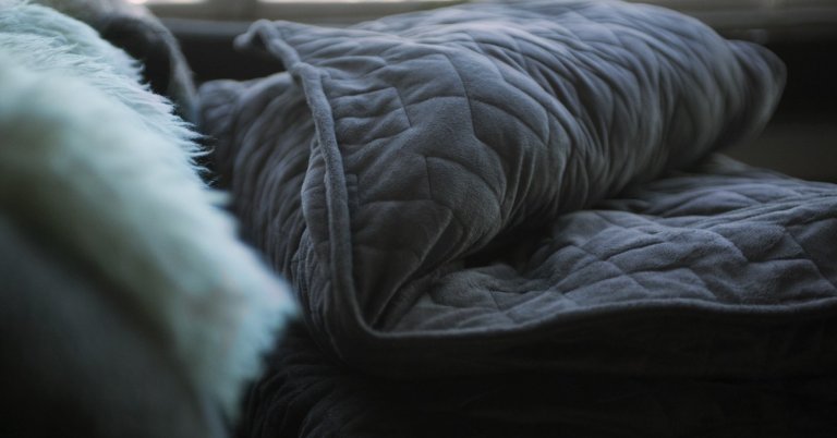 Scientists Assert That Ultra-Heavy Blankets Actually Reduce Stress and Anxiety