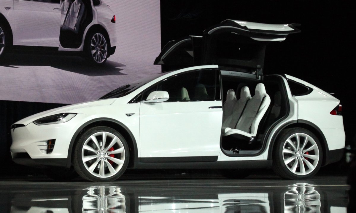 Note the Falcon Wing Doors. Image Credit: Wikimedia Commons