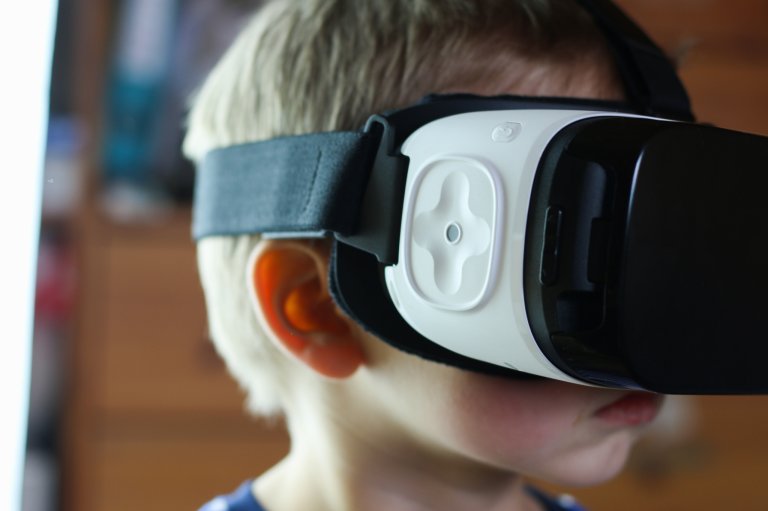 Using Virtual Reality Headsets Can Cause Disorientation, Loss of Balance in Children