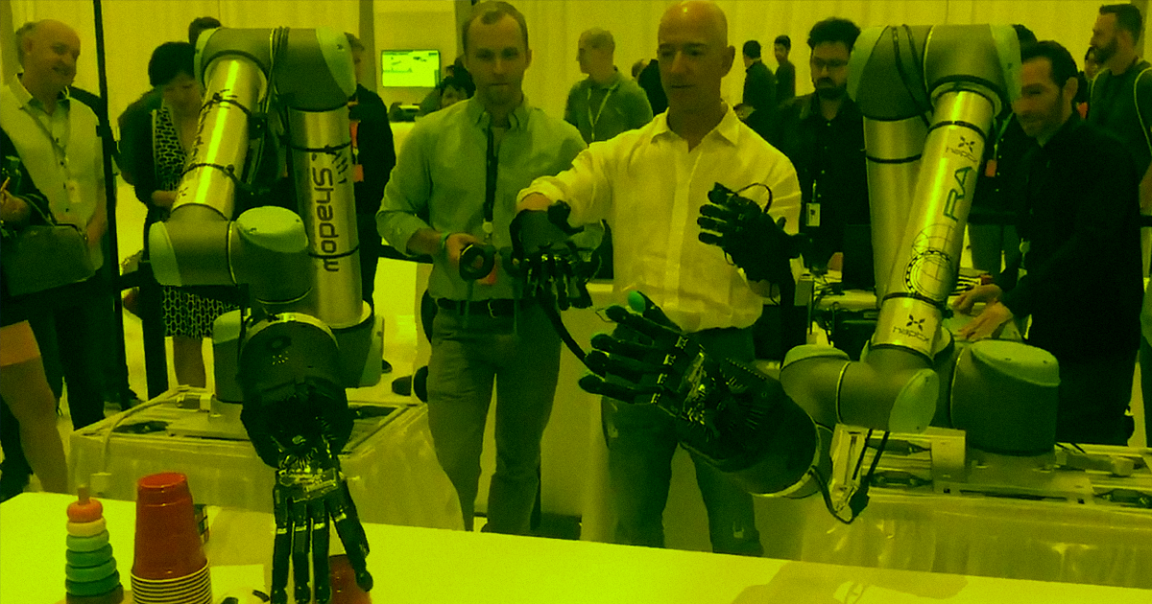 Amazon CEO and tech-billionaire Jeff Bezos just demonstrated a pair of massive robotic arms and hands at this year's re:MARS conference in Las Vegas.