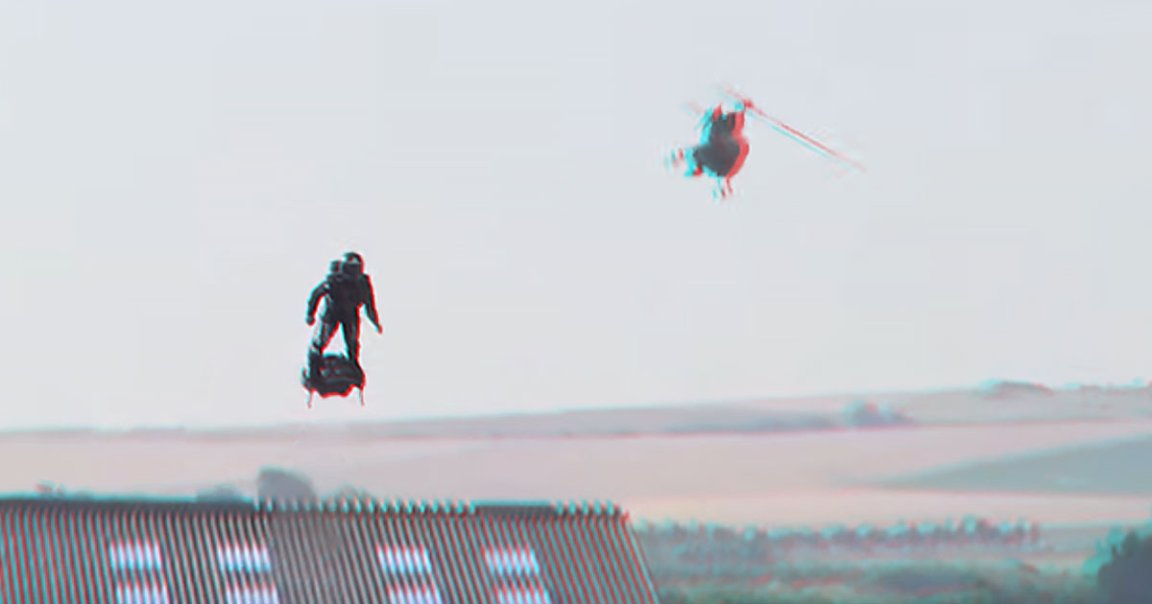 Inventor Franky Zapata's attempt to cross the English Channel on his flying hoverboard ended in failure on Thursday when he fell into the water.