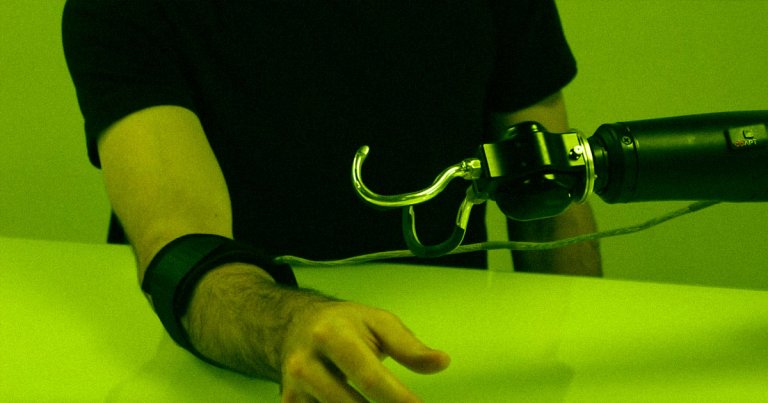 New artificial intelligence and virtual reality tools are making it easier for doctors and their patients to fit new prosthetic limbs.