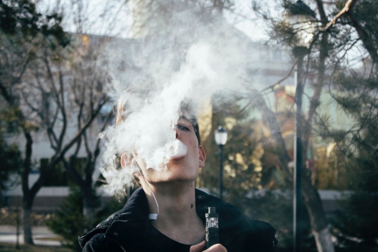 E-cigarette vapor caused lung cancer and possibly even bladder cancer in mice, found a new study from New York University.