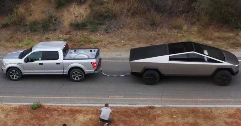In a video uploaded to Twitter on Sunday by Tesla CEO Elon Musk, a Cybertruck effortlessly pulls a Ford F-150 pickup going the other way — and uphill.