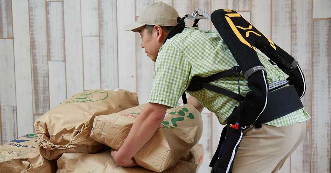 Older folks in Japan are using exoskeletons to help them do their jobs as they are spending more of their lives in the workforce, as New Scientist reports.