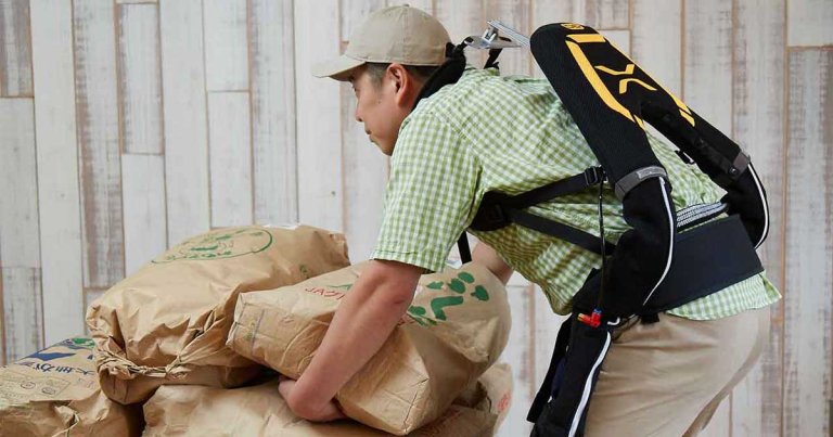 Older folks in Japan are using exoskeletons to help them do their jobs as they are spending more of their lives in the workforce, as New Scientist reports.