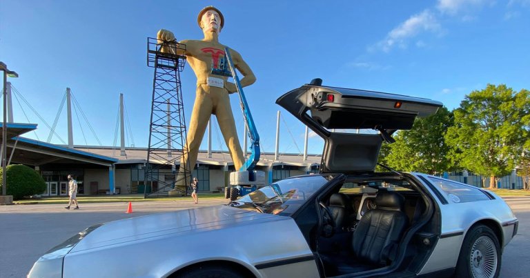 To convince Tesla CEO Elon Musk to open a new factory in the city, a 75-foot statue in Tulsa, Oklahoma just got an Elon Musk makeover.