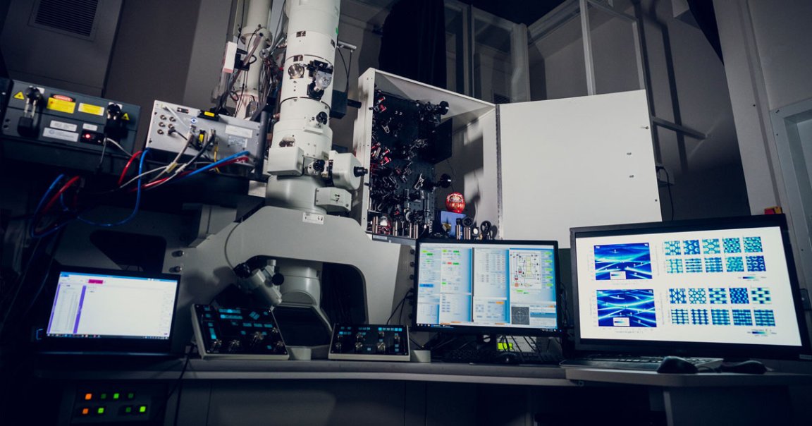 For the first time, scientists managed to directly observe the flow of light as it traveled through a nonoscopic crystal.
