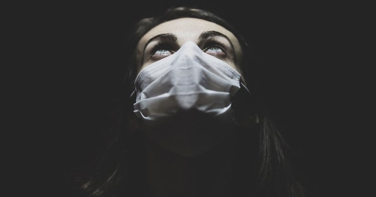 Thousands of COVID-19 patients are reporting that they are experiencing symptoms including coughs, chest pain, and aching joins for months at a time.