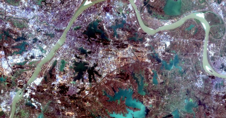 Artificial intelligence algorithms trained on satellite and mobile data could spot coronavirus victims and help better coordinate humanitarian aid.