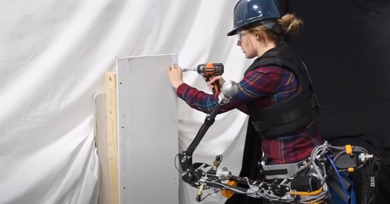 A team of researchers from Université de Sherbrooke in Canada have created a badass waist-mounted hydraulic arm that's capable of smashing through walls.