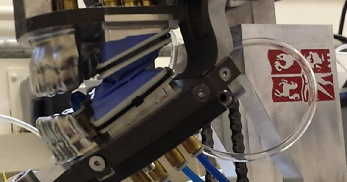 A team of researchers at the University of Bristol, UK, built a set of robot jaws that can chomp on medicated chewing gum just like a human.
