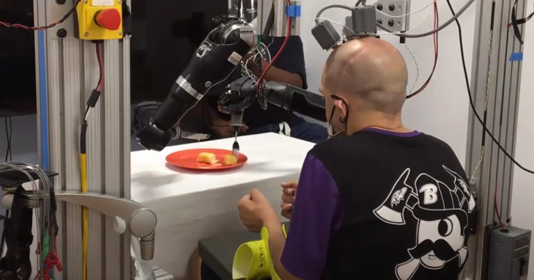 Thanks to electrodes implanted in his brain, a man was able to feed himself with two robotic arms, controlling them with nothing more than his thoughts.