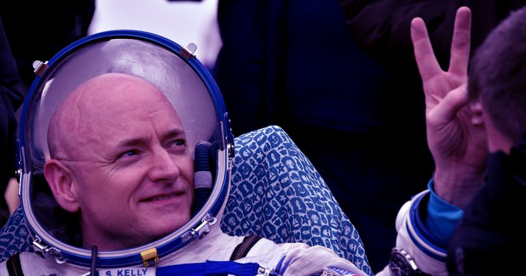 A former NASA astronaut continues to feud with the Russia space agency head — and this time, he’s choosing to side with the Ukrainian president.