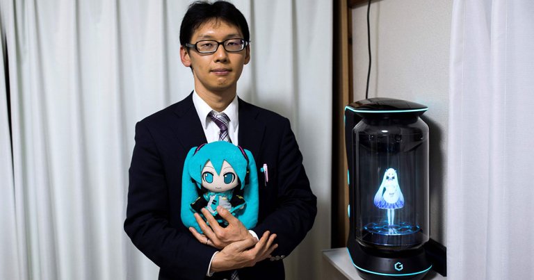 Akihiko Kondo, who married ultra-popular virtual star Hatsune Miku back in 2018, has been separated from his virtual partner due to a software glitch.