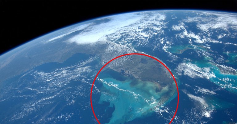 A NASA astronaut aboard the ISS got an amazing shot of the water, dirt, and silt draining out of Florida after Hurricane Ian.