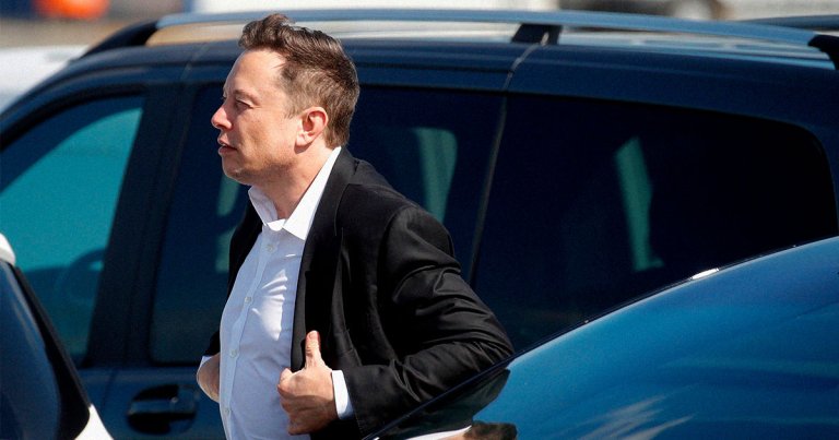 Tesla's third largest investor and self-professed Elon Musk "fanboy" KoGuan Leo is calling for the company's embattled CEO to step down.