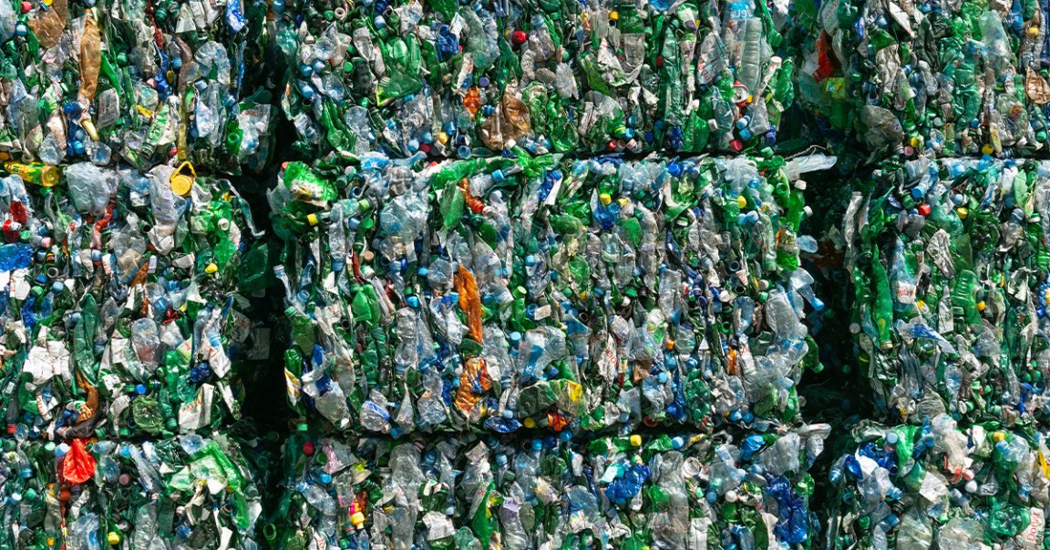 Researchers at The University of Cambridge have reportedly built a solar powered machine that transforms CO2 and plastics into sustainable fuel and more.