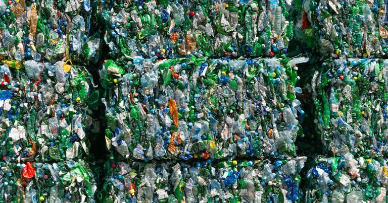 Researchers at The University of Cambridge have reportedly built a solar powered machine that transforms CO2 and plastics into sustainable fuel and more.
