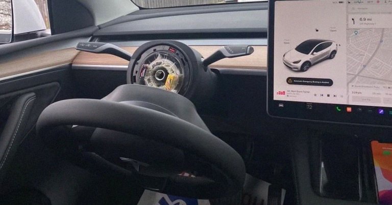 A Tesla owner was shocked to find that the steering wheel of his one-week-old Tesla Model Y came off in his hands while driving on the highway.