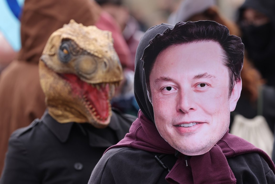 Rumor has it that Elon Musk has yet another burner account on Twitter. And no, we're not surprised. Just disappointed.
