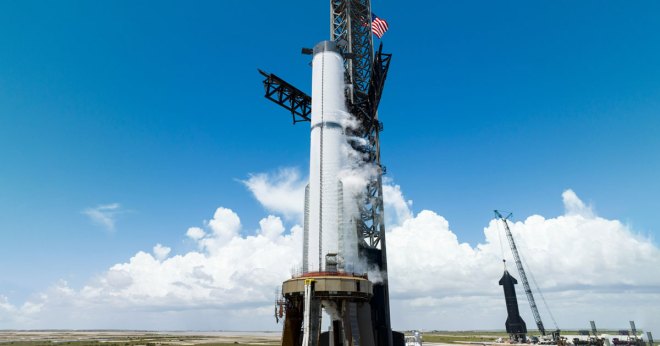 Dramatic Footage Shows SpaceX Starship Exploding After Crashing Into ...