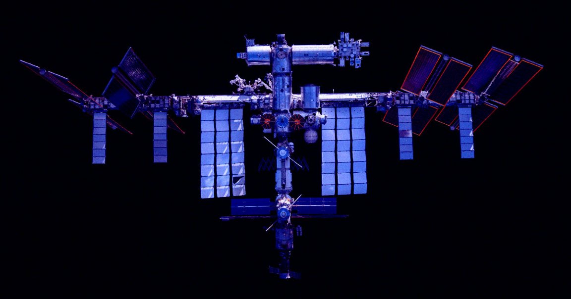 A power outage struck Mission Control at NASA's Johnson Space Center, temporarily cutting off comss with the International Space Station.
