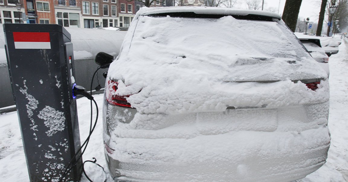 An Uber driver in Chicago has to charge his electric Chevy Bolt practically all day because of sub-zero temperatures.