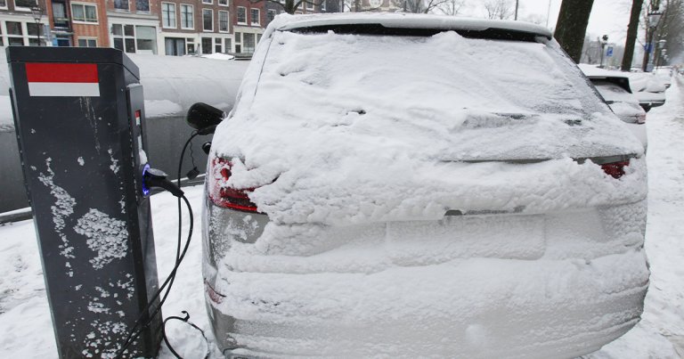 An Uber driver in Chicago has to charge his electric Chevy Bolt practically all day because of sub-zero temperatures.